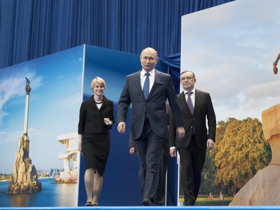 Vladimir Poutine a participé à un seul meeting de campagne fin janvier à Moscou. On aperçoit à gauche une vue de la Crimée (archives). © KEYSTONE/AP/PAVEL GOLOVKIN