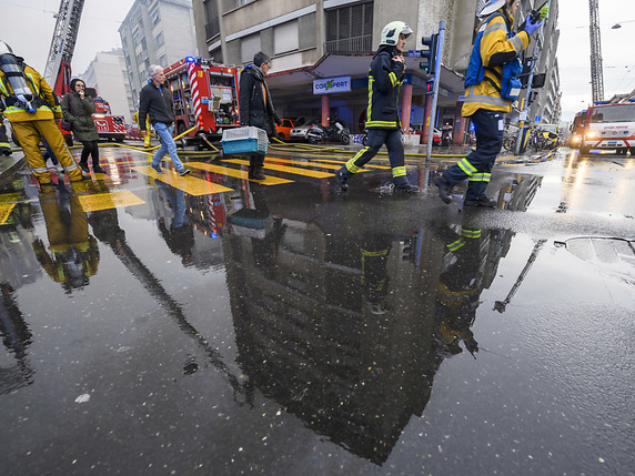 Les habitants des immeubles sinistrés de la Servette à Genève ont été évacués dimanche en raison du risque d'effondrement. © KEYSTONE/MARTIAL TREZZINI