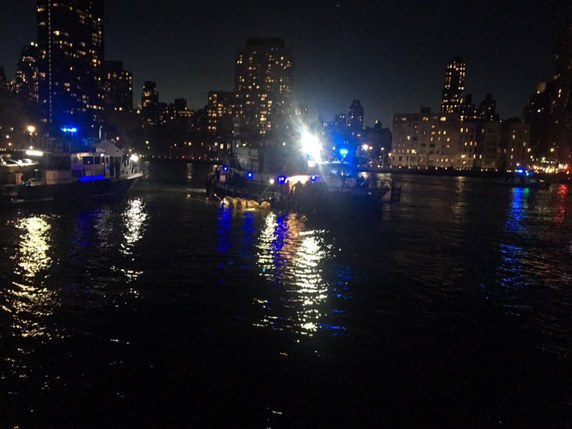 L'hélicoptère s'est écrasé dans l'East River. © KEYSTONE/EPA FDNY/FDNY HANDOUT