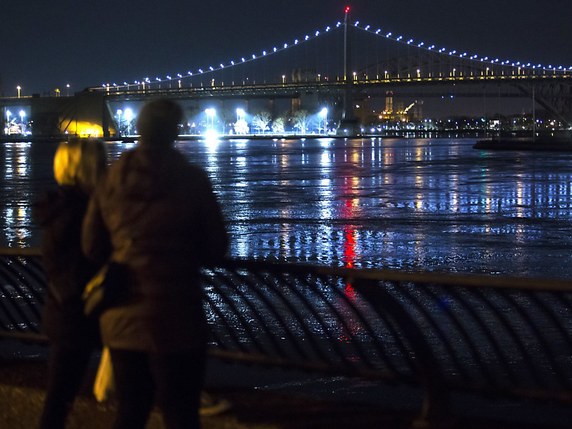 Des badauds observent l'East River après le crash. © KEYSTONE/EPA/AMIR LEVY