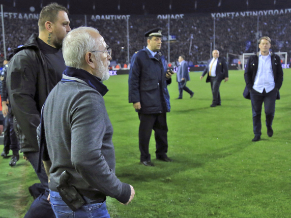 Le président du PAOK Ivan Savvidis et son pistolet à la ceinture © KEYSTONE/AP InTime Sports/UNCREDITED