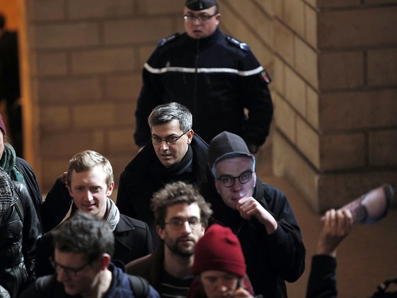 Huit militants libertaires du groupe de "Tarnac" comparaissent à Paris pour la dégradation d'une ligne ferroviaire et des manifestations. © KEYSTONE/EPA/YOAN VALAT