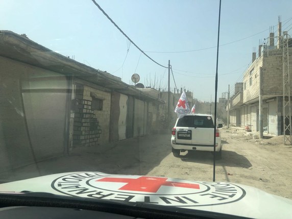 Un convoi du CICR dans la Ghouta orientale. L'organisation n'a jusqu'ici pas été associée aux discussions pour des évacuations de civils. © KEYSTONE/EPA ICRC/PAWEL KRZYSIEK / ICRC HANDOUT