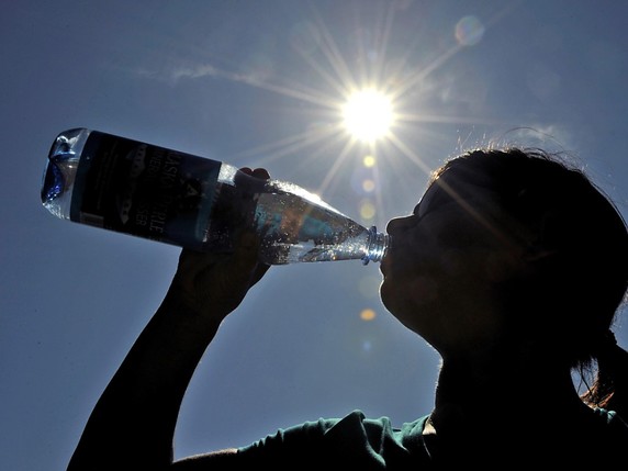 Il y a moins de particules de plastique dans l'eau du robinet que dans l'eau minérale en bouteilles, selon cette étude (photo symbolique). © KEYSTONE/AP/Matthias Rietschel