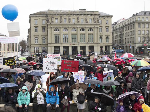 Les manifestants en faveur de l'égalité des personnes handicapées, samedi à Berne, estiment que dans la réalité il reste beaucoup à faire. © KEYSTONE/PETER KLAUNZER