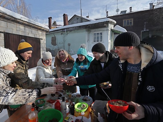 Les Russes ont commencé à voter en Extrême-Orient alors que, non loin de Moscou, on boit de la Vodka en l'honneur de Poutine. © KEYSTONE/EPA/YURI KOCHETKOV