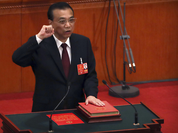 Le Premier ministre chinois Li Keqiang a été réélu pour cinq ans par 2964 voix pour et deux contre durant la session annuelle de l'Assemblée nationale populaire (ANP) organisée au Palais du peuple à Pékin. © KEYSTONE/AP/MARK SCHIEFELBEIN