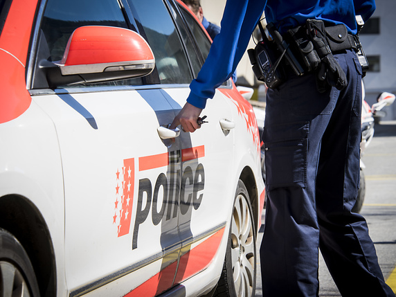 La police a arrêté l'autre personne impliquée dans la bagarre mortelle (image symbolique). © KEYSTONE/OLIVIER MAIRE