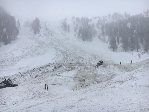 Les recherches des deux skieurs encore portés disparus n'ont pas repris dimanche. Le danger d'avalanche est marqué. © Police valaisanne