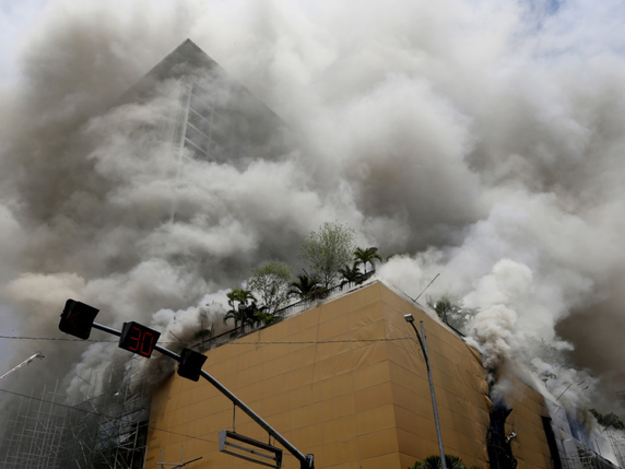 L'hôtel-casino Waterfront Manila Pavilion à Manille en feu: des centaines de personnes ont été évacuées, dont plusieurs par hélicoptère depuis le toit du gratte-ciel. © Keystone/AP/BULLIT MARQUEZ