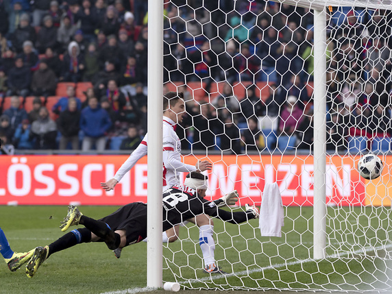 Le portier sédunois Kevin Fickentscher laisser filer la balle. C'est la victoire pour le FC Bâle. © KEYSTONE/GEORGIOS KEFALAS