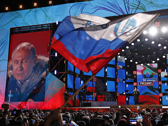 Vladimir Poutine a remercié des centaines de partisans réunis dans le centre de Moscou pour sa victoire. © KEYSTONE/AP/PAVEL GOLOVKIN