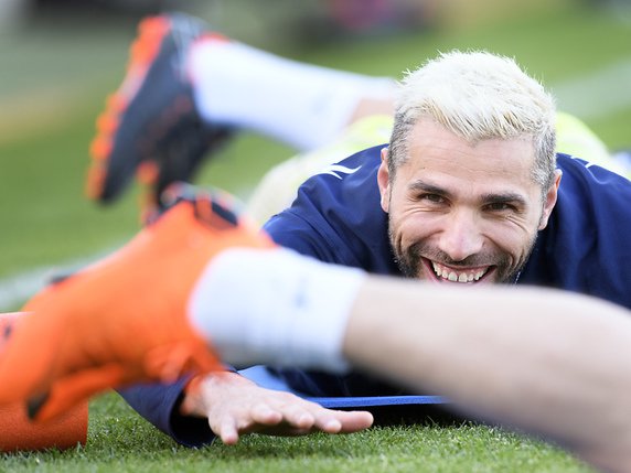 Valon Behrami tout sourire avec l'équipe de Suisse © KEYSTONE/LAURENT GILLIERON