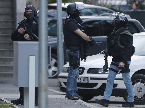 L'attaque du Franco-Marocain s'est achevée dans un supermarché de Trèbes, où la police a donné l'assaut et abattu l'assaillant. © KEYSTONE/EPA/GUILLAUME HORCAJUELO