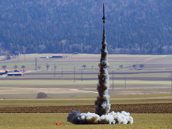 Une trentaine de fusées ont été lancées samedi à Cernier, mais le prototype de l'EPFL n'a pas pu décoller en raison de pièces défectueuses. © KEYSTONE/AP Keystone/VALENTIN FLAURAUD