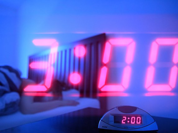 Une heure de sommeil en moins cette nuit: à 02h00, il sera 03h00 (archives). © KEYSTONE/APA/APA/HANS KLAUS TECHT