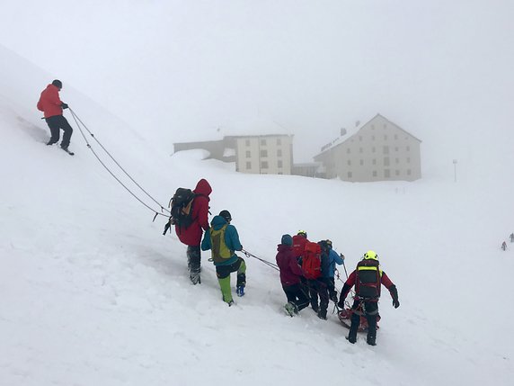 Le cameraman s'en tire bien. Un randonneur autrichien et un snowboardeur allemand n'ont pas eu cette chance. © KEYSTONE/FONDATION BARRY/CLAUDIO ROSSETTI