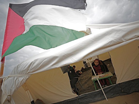 Des dizaines de milliers de Palestiniens, notamment des femmes et des enfants, ont convergé vendredi le long de la barrière frontalière qui sépare la bande de Gaza d'Israël dans le cadre de "la grande marche du retour". © KEYSTONE/EPA/MOHAMMED SABER