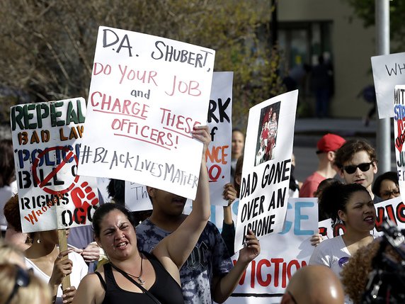 Les manifestants dans les rues de Sacramento ont pris à partie les policiers © KEYSTONE/AP/RICH PEDRONCELLI