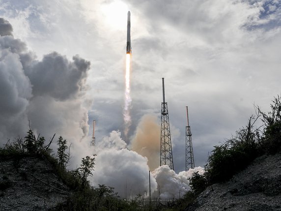 La fusée Falcon 9 a mis en orbite une capsule Dragon destinée à ravitailler l'ISS. © KEYSTONE/AP Florida Today/CRAIG BAILEY