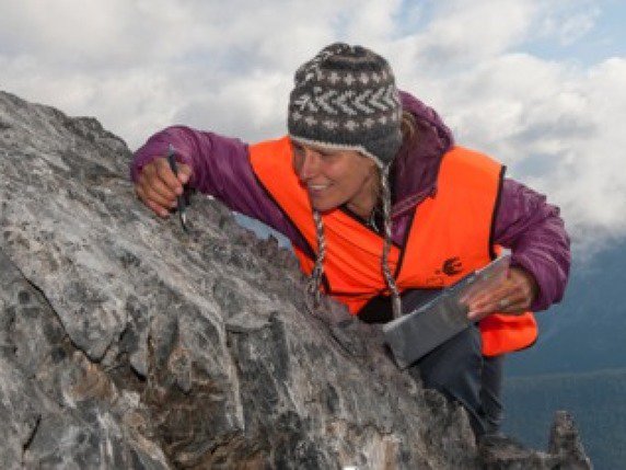 Sonja Wipf, du Groupe de recherche Ecosystèmes montagnards au SLF et co-auteure de l’étude, lors de relevés de plantes sur le Piz Murter, dans le Parc national suisse (GR). © WSL/Parc national suisse/Hans Lozza