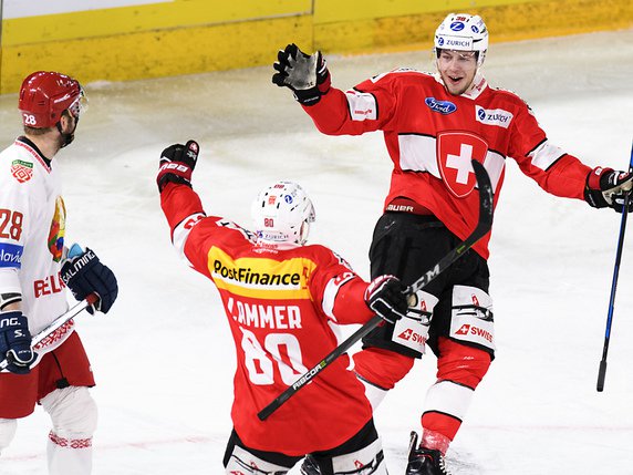 Dominic Lammer et Lukas Frick se congratulent, le premier a offert le 2-1 au second © KEYSTONE/LAURENT GILLIERON