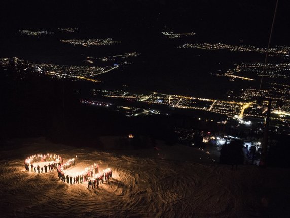 Une descente aux flambeaux rassemblant 1500 personnes à Veysonnaz pour soutenir la candidature de Sion aux Jeux olympiques de 2026. © Comité de campagne Sion 2026