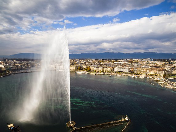 Le touriste, qui veut voir le jet d'eau et passer une nuit à Genève, devra débourser en moyenne 242,90 euros (photo symbolique). © KEYSTONE/VALENTIN FLAURAUD