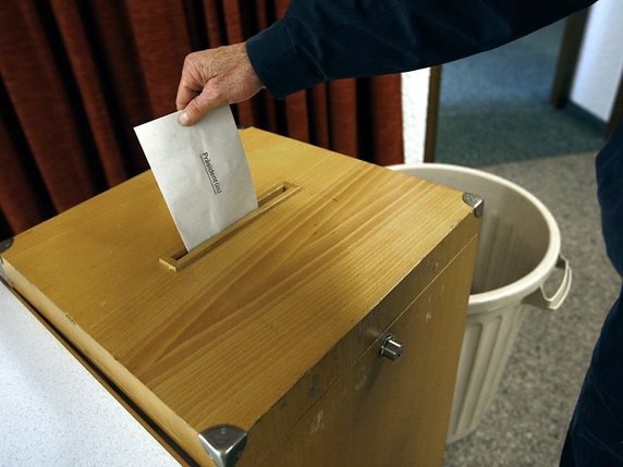 Les scrutins cantonaux depuis les élections fédérales de 2015 ont placé le PLR en tête dans les législatifs cantonaux, suivi de l'UDC et du PS (archives). © KEYSTONE/JEAN-CHRISTOPHE BOTT