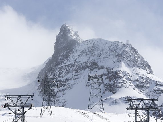 Les remontées mécaniques de Zermatt projettent la construction d'une télécabine entre le Petit Cervin et Testa Grigia qui permettra de relier Zermatt à Cervinia (I) sans chausser les skis. L'autorisation est attendue pour l'été 2018, la mise en service dès l'hiver 2020. © KEYSTONE/DOMINIC STEINMANN