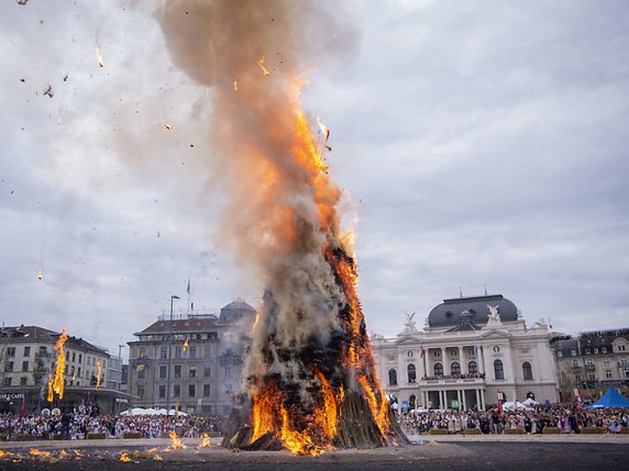 La tête du Böögg a explosé après 20 minutes et 31 secondes, annonçant un été pourri. © KEYSTONE/MELANIE DUCHENE
