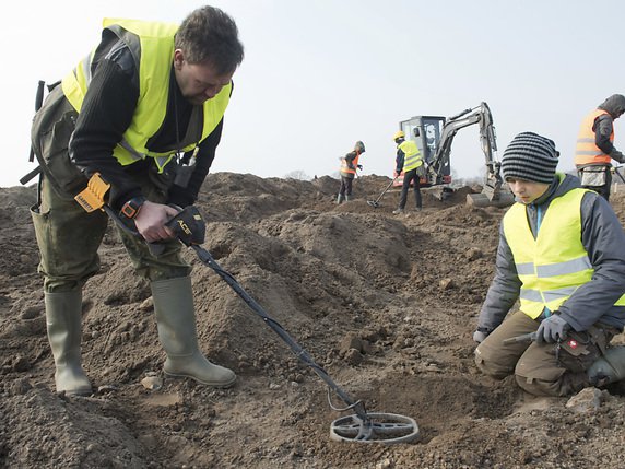 L'archéologue René Schön et l'écolier sur les lieux de la découverte, vendredi dernier. © KEYSTONE/AP dpa/STEFAN SAUER