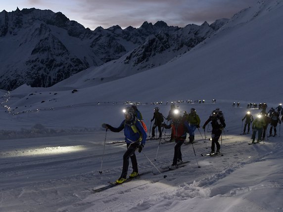 Le coup d'envoi de la Patrouille des Glaciers 2018 est donné mardi soir à 22h00 à Zermatt. Quelque 320 équipes de trois patrouilleurs s'élanceront à l'assaut d'un parcours de 53 kilomètres et de 8000 mètres de dénivelé pour rejoindre Verbier. Les élites prendront le départ vendredi (archives). © KEYSTONE/ANTHONY ANEX