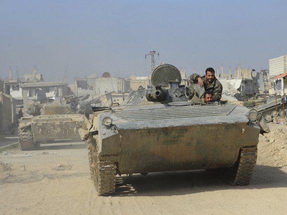 Les soldats combattant pour le régime syrien n'ont pas été capables dans certaines régions de conserver le terrain repris à l'EI (archives). © KEYSTONE/AP SANA