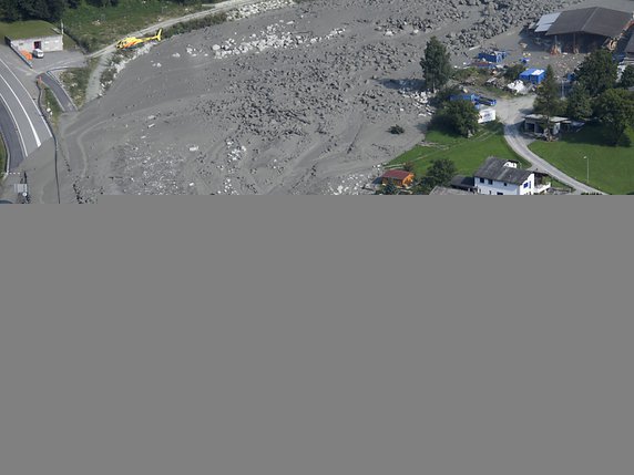 En cas de glissements de terrain, comme ici à Bondo en été 2017, la population sera alertée (archives). © KEYSTONE/GIAN EHRENZELLER