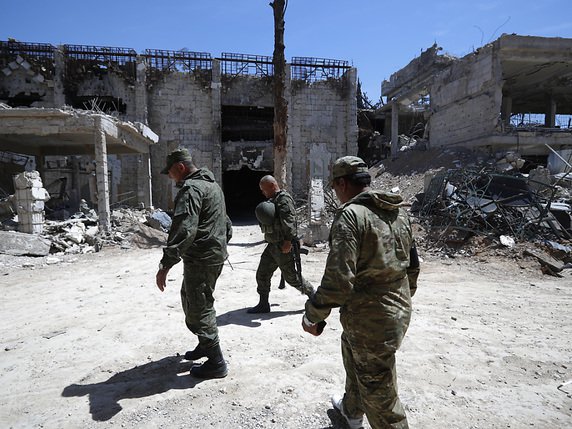 La police militaire russe a été déployée à Douma depuis la prise de la ville aux rebelles syriens. © KEYSTONE/AP/HASSAN AMMAR