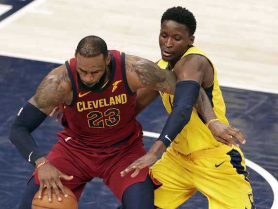 Victor Oladipo (Indiana, à dr.) tente d'entraver la star de Cleveland LeBron James (23) . © KEYSTONE/AP/MICHAEL CONROY