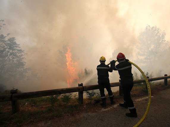 En raison de la vague de chaud, le feu n'a pas épargné une pinède des environs de Bordeaux (photo prétexte, archives) © KEYSTONE/EPA/SEBASTIEN NOGIER