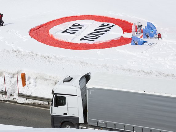 L'initiative des Alpes demande l'interdiction du transport de marchandises dangereuses à travers les cols alpins et en particulier au Simplon, où elle a organisé une action de protestation la semaine dernière (archives). © KEYSTONE/DOMINIC STEINMANN