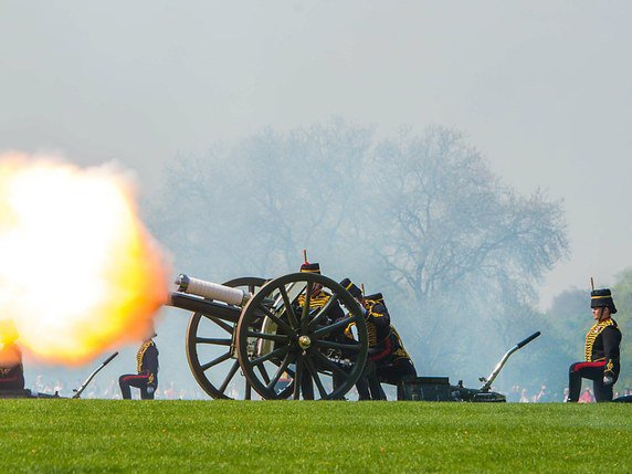 Comme le veut la tradition, l'anniversaire de la reine Elizabeth II a été salué par 41 salves de coups de canon à Hyde Park. © KEYSTONE/EPA/PETE MACLAINE
