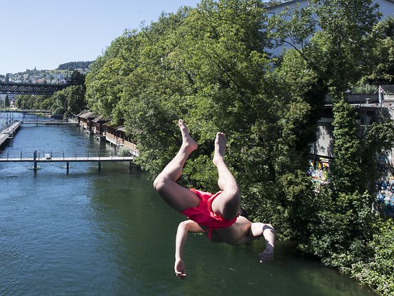 La Limmat, ici à Zurich, est appréciée des nageurs et autres plongeurs. Elle n'en demeure pas moins traître pour qui ne la connaît pas (archives). © KEYSTONE/ENNIO LEANZA