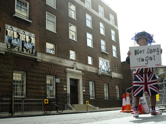 L'attente fébrile d'un fan de la famille royale devant l'hôpital St Mary's à Londres © KEYSTONE/AP/ALASTAIR GRANT