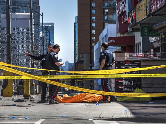 Le chauffeur de la camionnette blanche qui a fauché des passants a fait neuf morts et seize blessés, selon la police. © KEYSTONE/AP The Canadian Press/AARON VINCENT ELKAIM