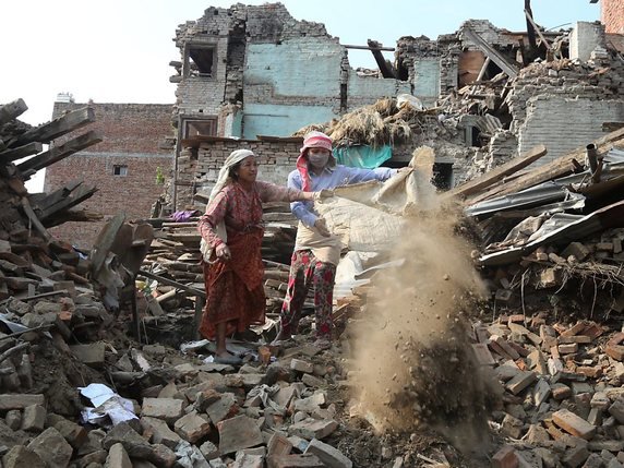 Le tremblement de terre de 2015 a affecté la vie de huit millions de Népalais, soit plus d’un quart de la population du pays. La Chaîne du Bonheur participe à la reconstruction, qui est toujours en cours (archives). © KEYSTONE/EPA/HARISH TYAGI