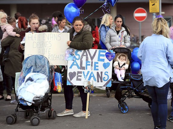 A plusieurs reprises, des manifestants se sont rassemblés devant l'hôpital où est soigné Alfie Evans (archives). © KEYSTONE/AP PA/JOHN STILLWELL