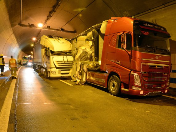 Quatre camions ont été impliqués dans un accident dans un tunnel de l'A2 près d'Eich (LU). © Police LU