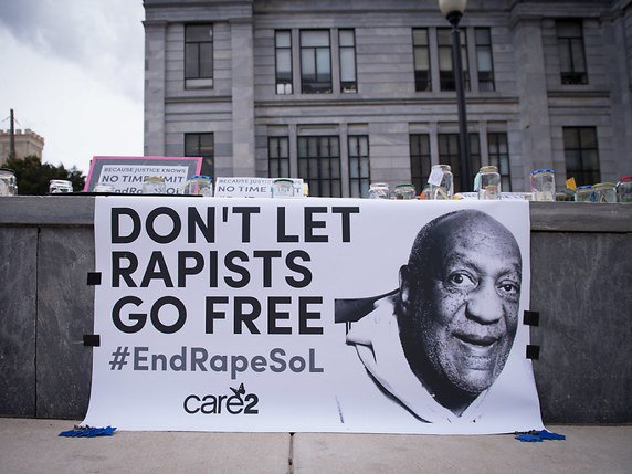 Une affiche appelant à condamner Bill Cosby a été suspendue devant un tribunal de Pennsylvanie où se déroule son procès. © KEYSTONE/EPA/TRACIE VAN AUKEN