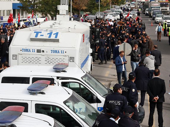 Le gouvernement turc continue d'utiliser l'état d'urgence pour réduire l'espace réservé aux opinions dissidentes ou alternatives", affirme Amnesty (archives). © KEYSTONE/AP STR