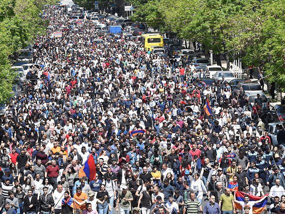 Les manifestants ont bloqué des rues à Erevan, en brandissant des drapeaux arméniens. © KEYSTONE/EPA PHOTOLURE NEWS AGENCY/HAYK BAGHDASARYAN