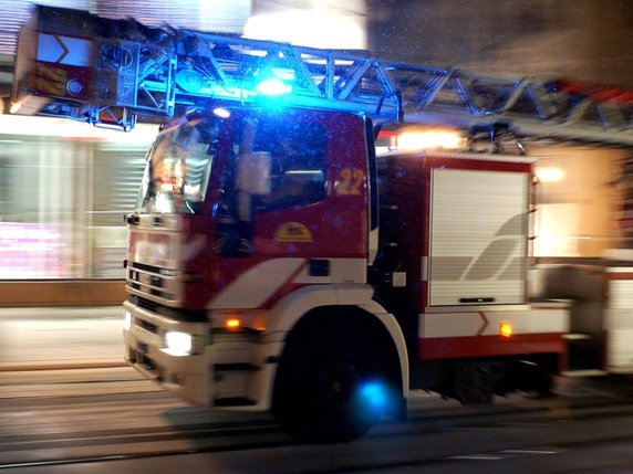 Deux personnes ont été blessées et une vingtaine ont été évacuées d'un immeuble locatif à cause d'un incendie dans la nuit de mercredi à jeudi à Bâle (photo symbolique). © KEYSTONE/MARTIAL TREZZINI